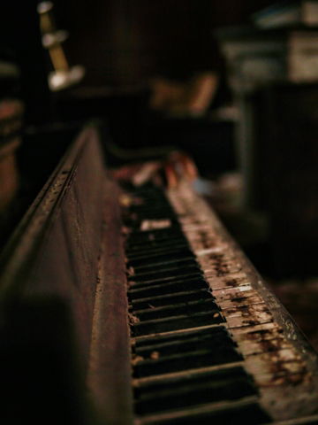 close-up photography of upright piano